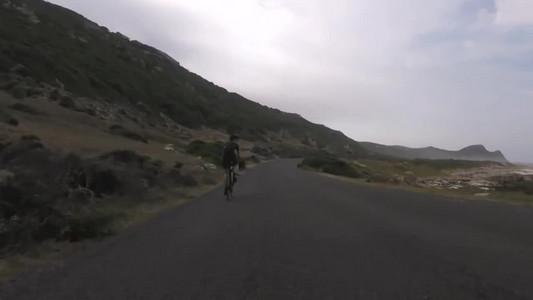 Cyclists chased by an ostrich. The funniest thing you'll see today-kotWv4MCxNI.mp4